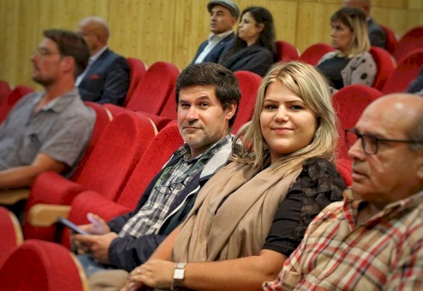 Presidente Célia Pessegueiro e vice-presidente Sidónio Pestana presentes na antestreia da série “Os Abandonados